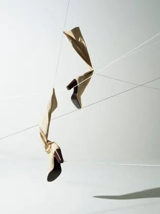 Packshot éditorial chaussures suspendues, Studio 258