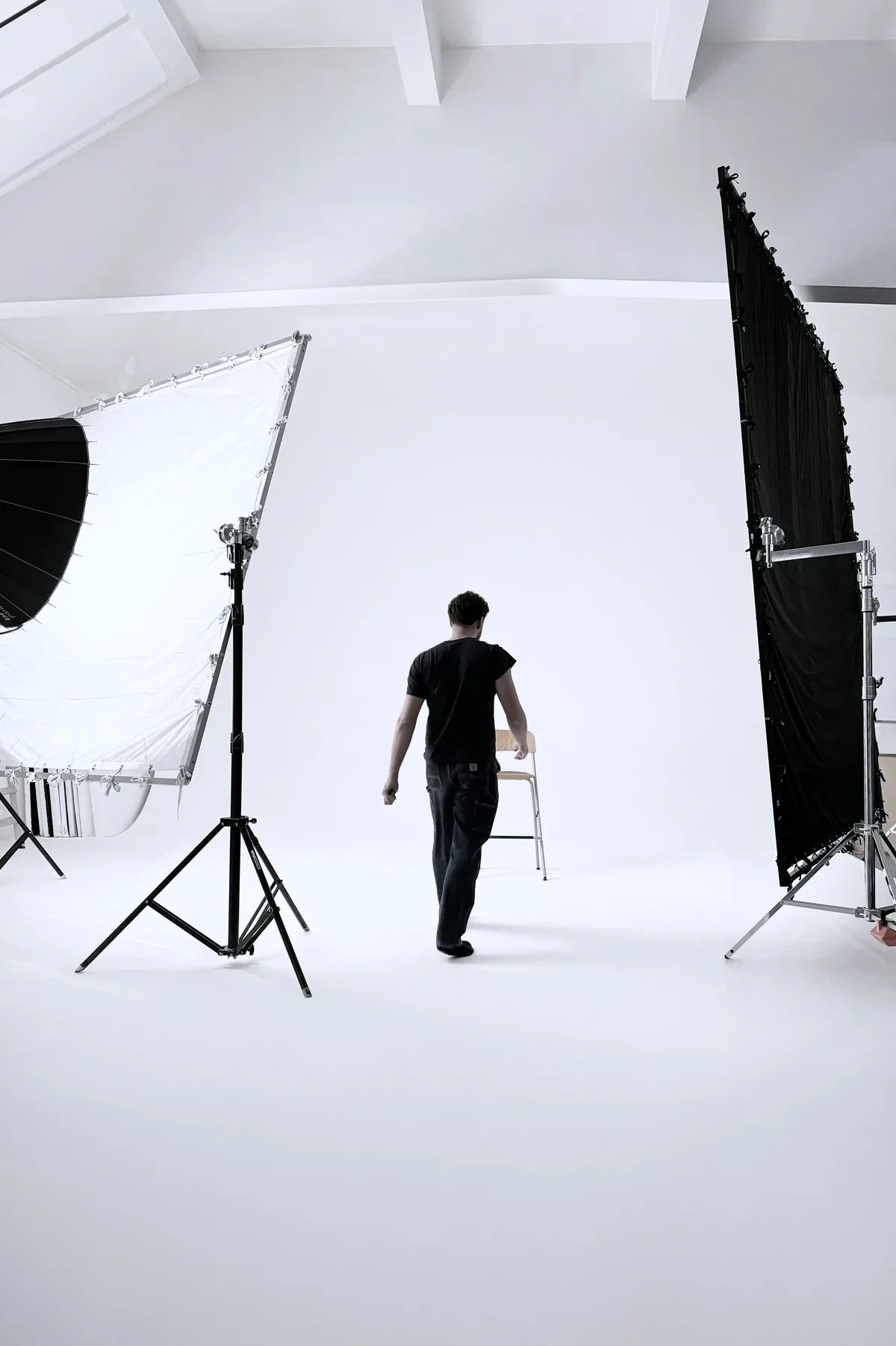 Grand cyclorama blanc de 50 m² avec 20 m de recul au Studio 258, location studio photo Paris
