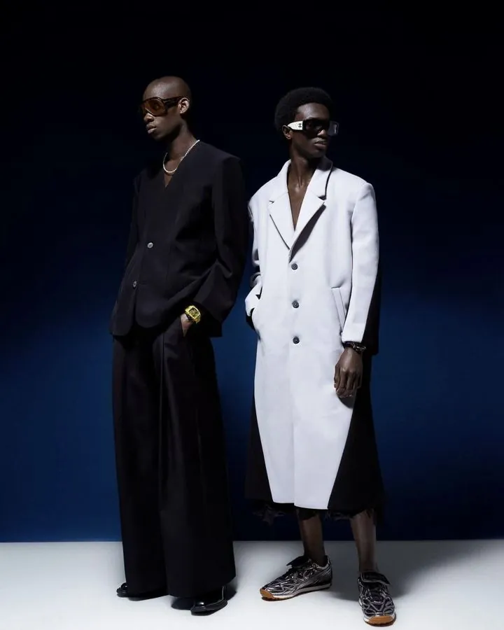 Édito L'heure bleue, deux mannequins hommes, Studio 258