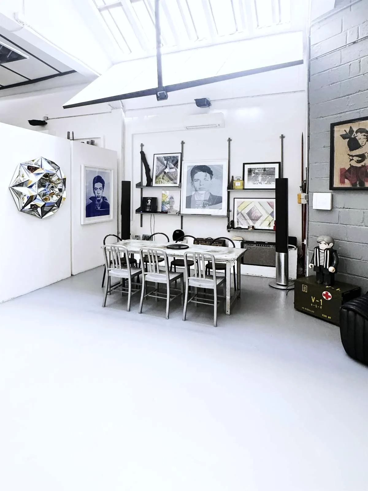 Espace repas sous verrière au Studio 258, studio photo Paris 18e