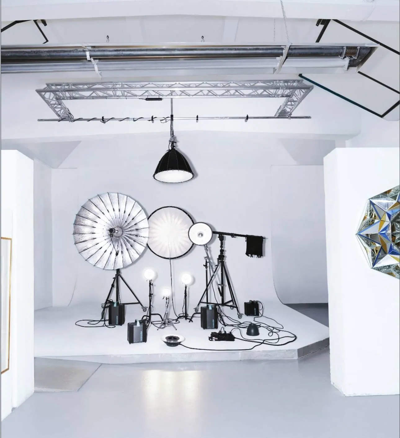 Plateau du Studio 258 : grand cyclorama blanc de 50 m² et éclairage photo, Paris 18e