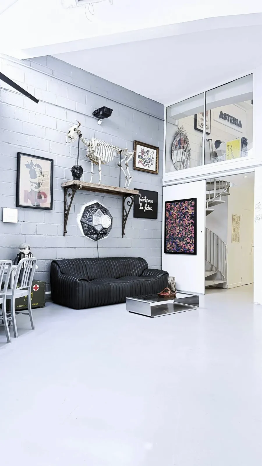 Salon avec canapé en cuir et mezzanine au Studio 258, studio photo Paris 18e